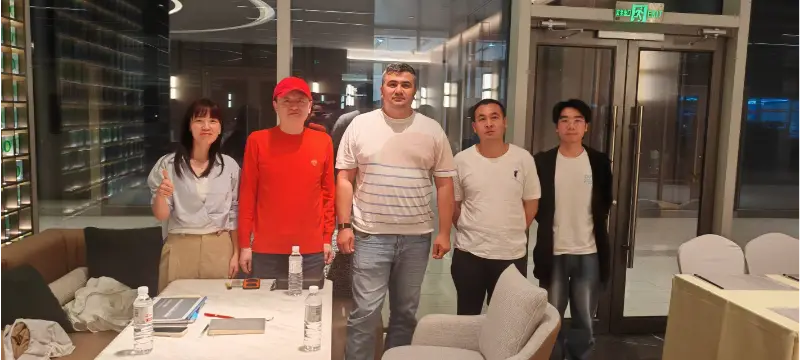Tinatalakay ni Liesa ang negosyo sa isang kliyente sa Central Asia